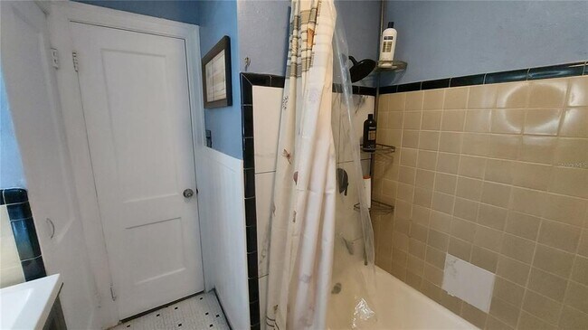 Building Photo - 110 N Crest Ave