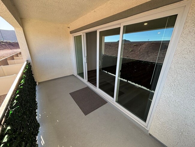 Building Photo - Beautiful 3Bed/3Bath Townhome located in Enterprise/Southern Highlands–Southwest Henderson border...