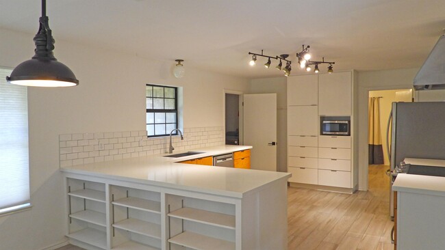 Building Photo - 2301 Anacua Cir