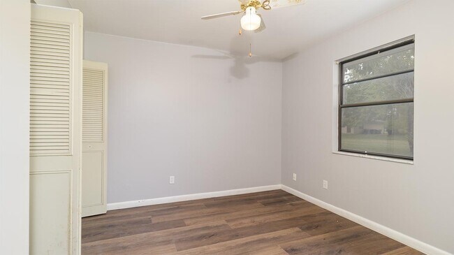 Building Photo - 604 Roselyn Ave