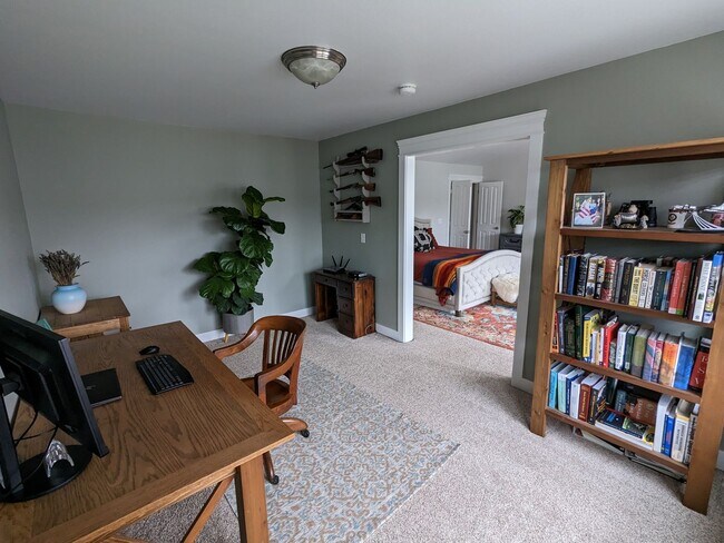Building Photo - Large 3BD plus bonus rm and den