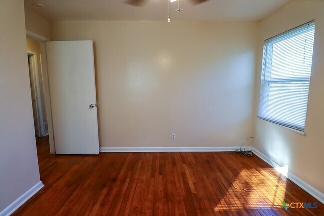 Building Photo - 2701 Hillside Dr