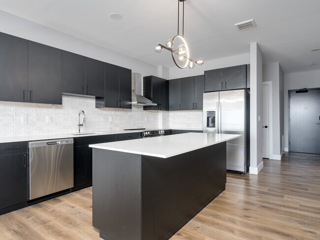 Building Photo - Lindsey Living
