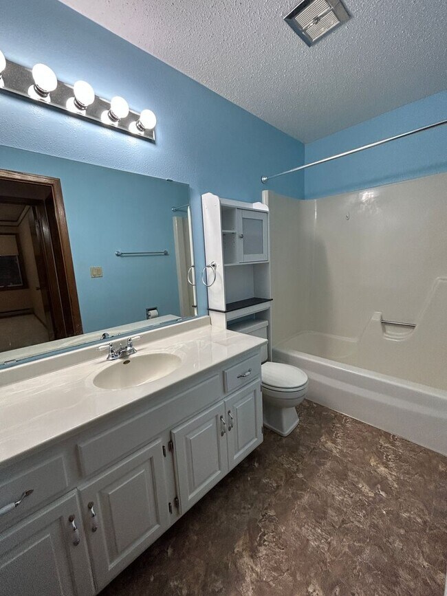 Quaint 2 bedroom Condo for Rent 940 17th St E Dickinson ND 58601