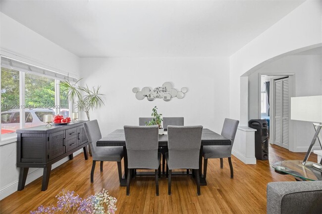 Building Photo - 104 SW 40th Ave