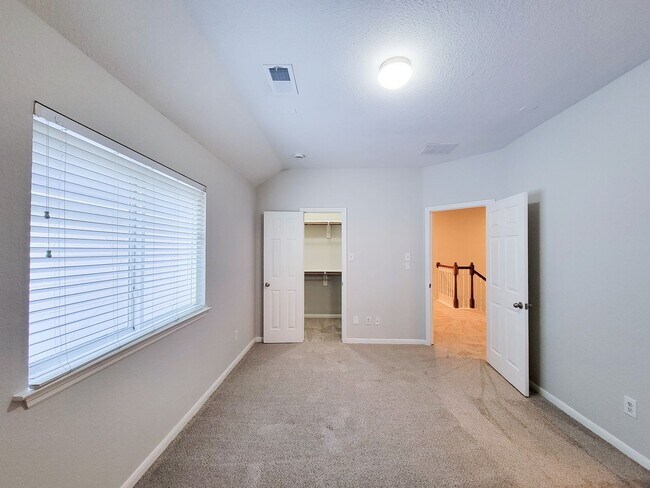 Building Photo - Gorgeous Large Floorplan with High Ceilings!