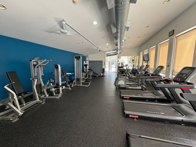 Building Photo - Large 1-bed 1-bath Condo at Metro Club