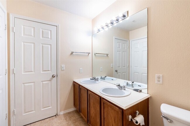 Building Photo - 2228 Stonepark Pl