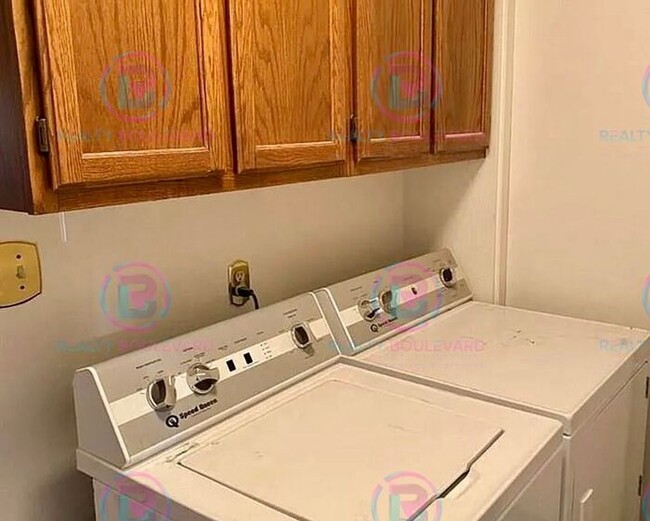 Building Photo - Spacious 4-bedroom, 3-bath home located in...