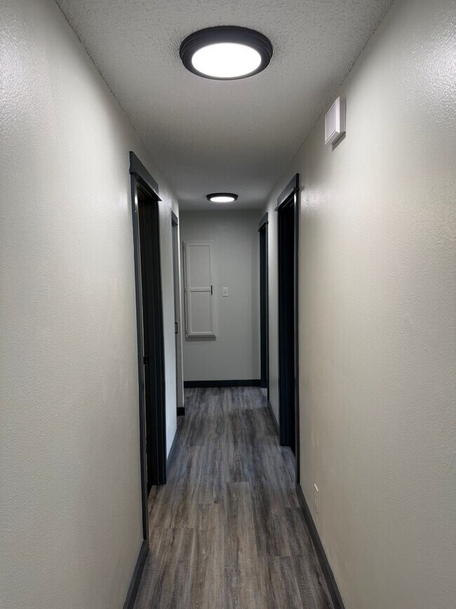 Building Photo - Beautifully updated 3 bedroom, 2 bath house in Eugene!