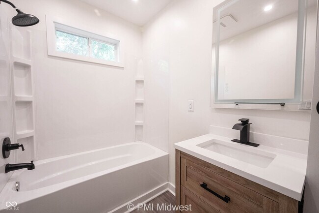 Building Photo - 426 N Bradley Ave