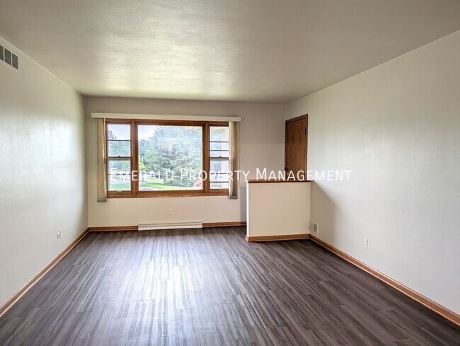 Building Photo - 562 N Mulford Rd