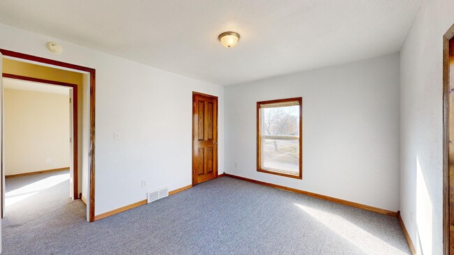 Building Photo - AVAILABLE DECEMBER 16th! Large 4 Bedroom H...