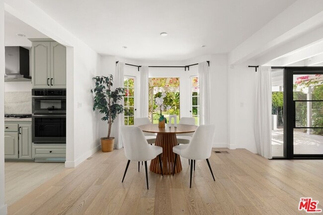 Building Photo - 712 N Rodeo Dr