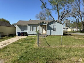 Building Photo - * Move-In Special * Charming 3 Bed / 1 Bat...