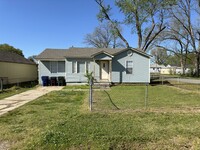 Building Photo - * Move-In Special * Charming 3 Bed / 1 Bat...