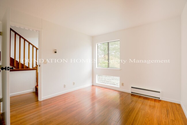 Building Photo - 2bed Townhouse Loft in Sycamore Park - FOU...