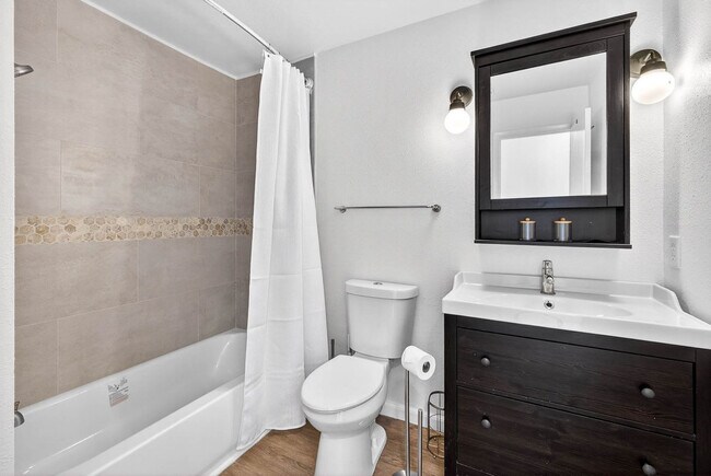 Building Photo - 11702 Moffat Ave