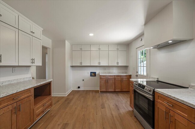 Building Photo - 4 Bedroom Coastal Cottage