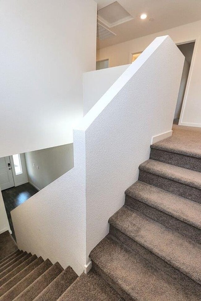 Building Photo - Beautiful Lincoln Home Available in May!