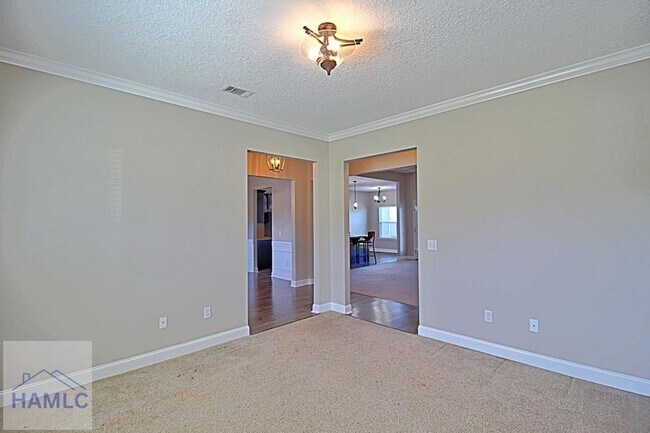 Building Photo - 582 Burke Dr