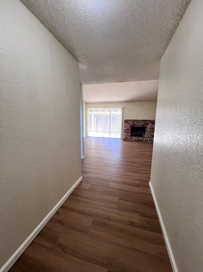 Building Photo - Pretty 3 bedroom 2 bath home in Modesto