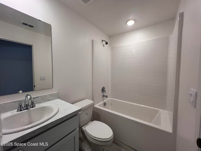 Building Photo - 991 La Belle Ave SW