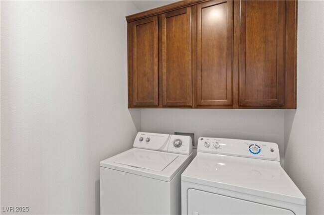 Building Photo - 2831 Dunnottar Ave