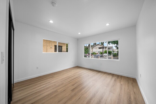 Building Photo - 1537 N Kingsley Dr