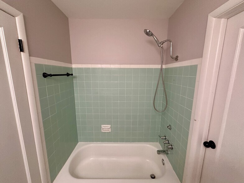 Building Photo - 227 Creekwood Dr