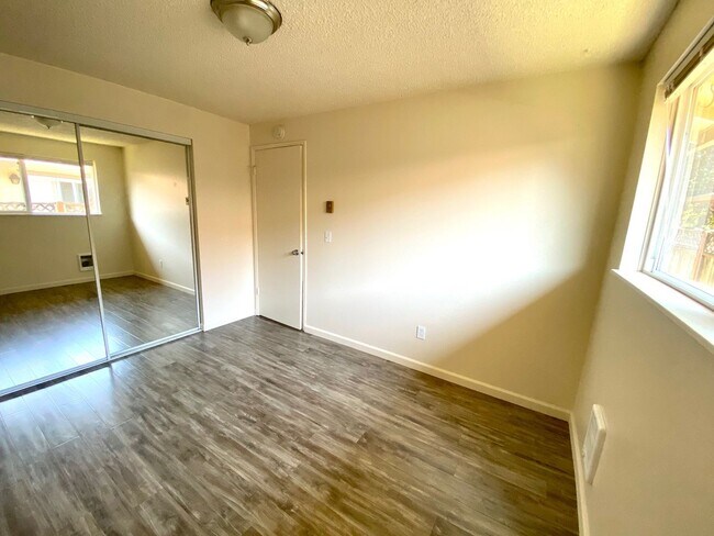 Building Photo - 924000