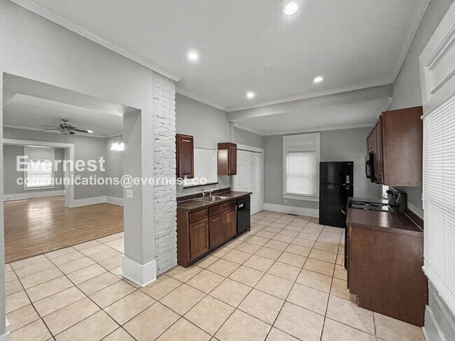 Building Photo - 1304 Oakwood Ave