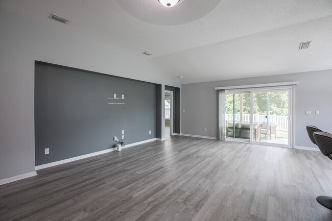 Building Photo - Stunning home in desirable neighborhood !