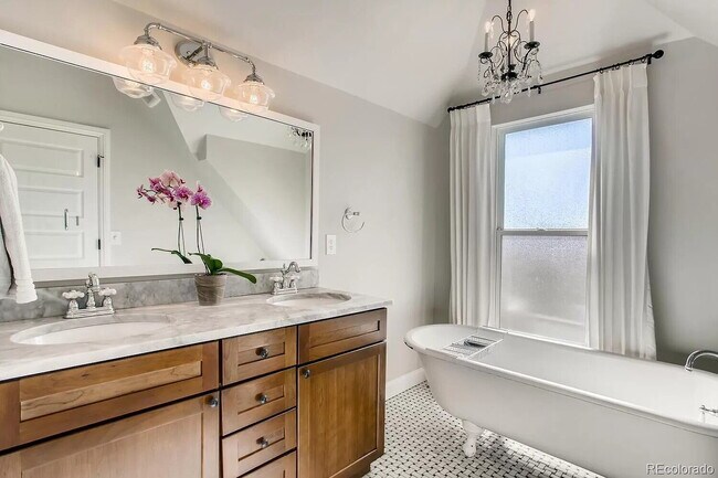 Building Photo - "Charming 4-Bed Oasis with 2.5 Baths in the Heart of Denver!"