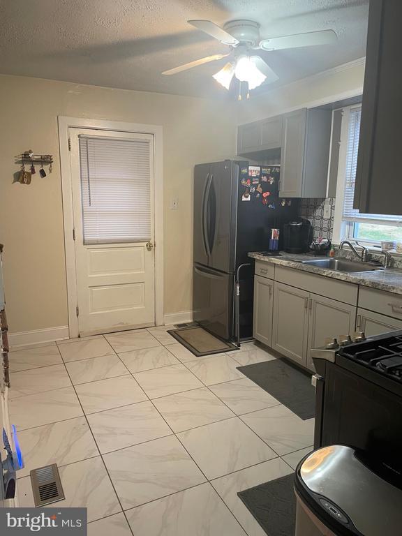 Building Photo - 695 W Kings Hwy