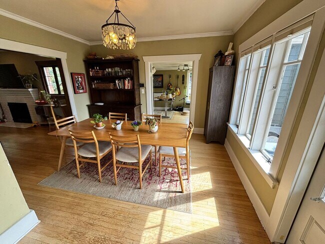 Building Photo - 4Bd/2.75Ba Seattle Home