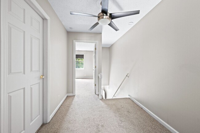 Building Photo - Awesome updated 2BR/1.5BA townhome in Bell...