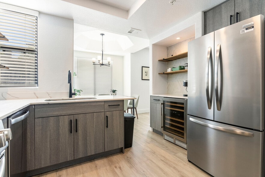 Building Photo - 15608 N 71st St