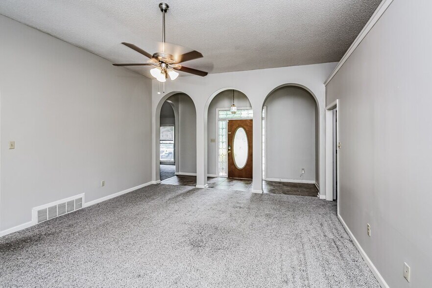 Building Photo - 8730 Raspberry Ln