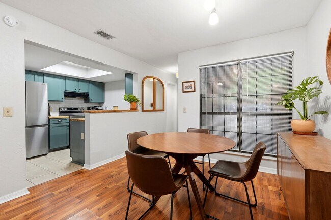 Building Photo - Rockwood Villa 2 bedroom 2 1/2 bath condo