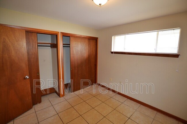 Building Photo - 8255 Queenswood Ct