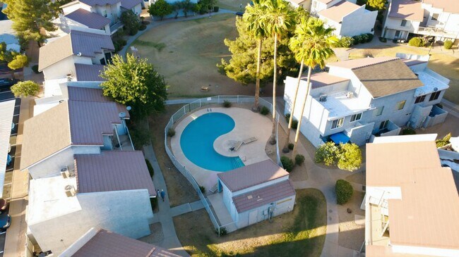 Building Photo - Beautifully maintained 3-bedroom, 2.5-bath Condo in the heart of Phoenix!