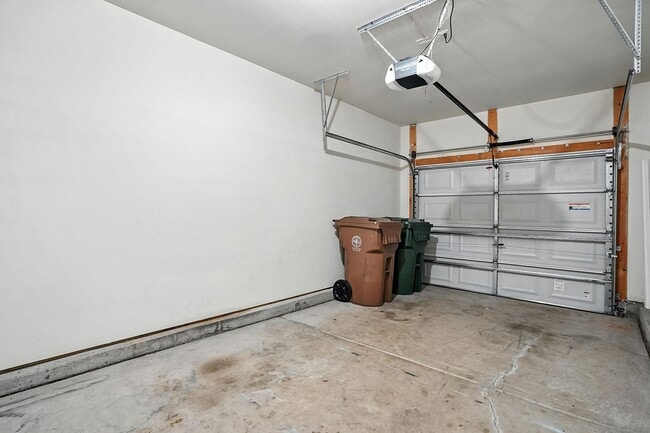 Building Photo - WONDERFUL TOWNHOUSE IN CARY-3 BEDROOMS 2 1...