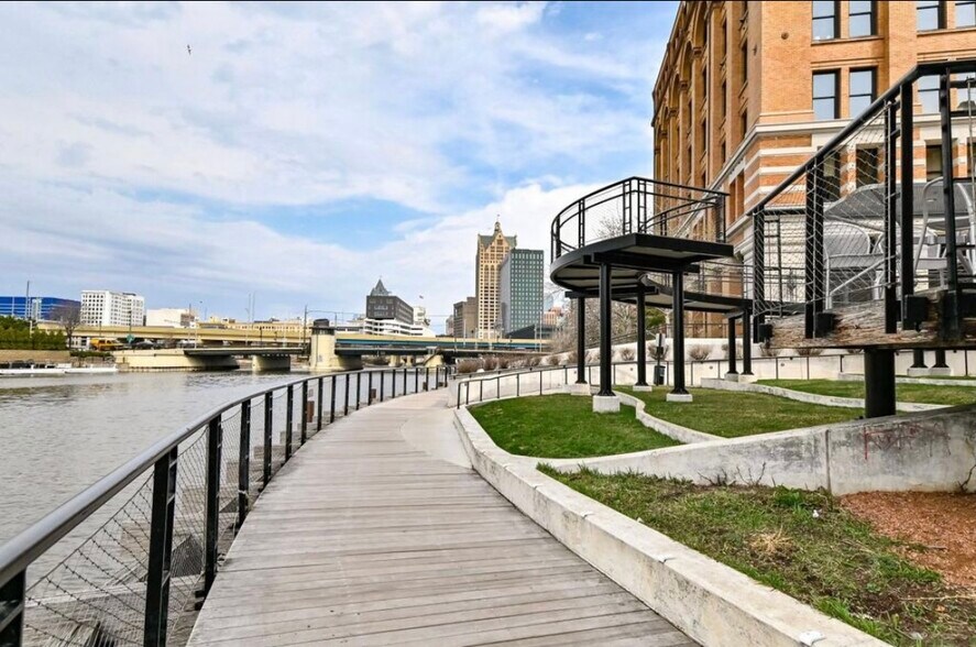 Building Photo - 141 N Water St