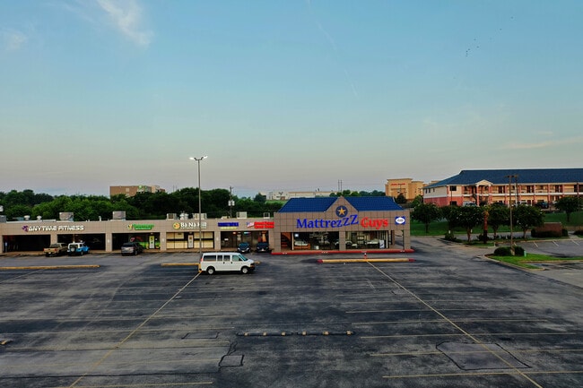 Building Photo - 2662 Hwy 290 W