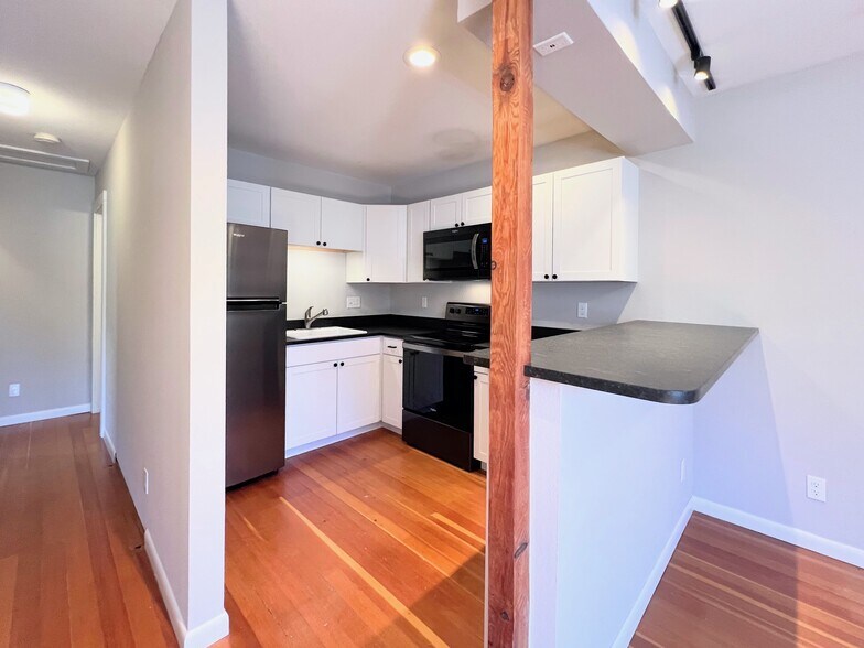 Building Photo - 1768 1/2 W 3rd Ave