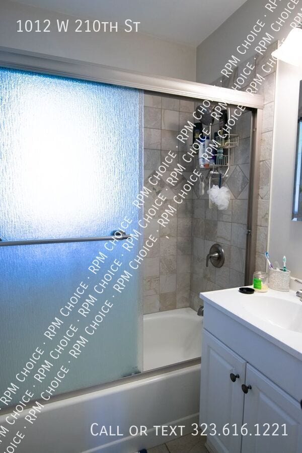 Building Photo - 1012 W 210th St