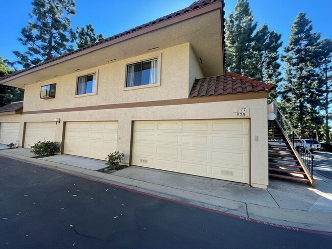 Building Photo - Remodeled 2+1 Upstairs Parkside Condo