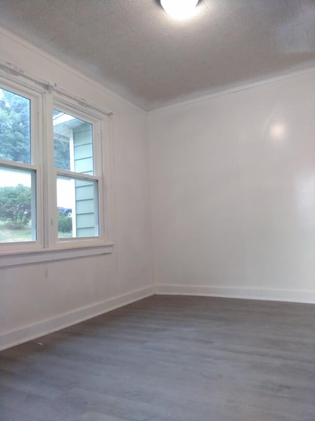 Building Photo - Discover your new home in the picturesque setting of Dalmatia, PA!