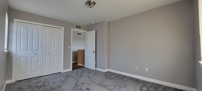 Building Photo - 3253 E 11 Mile Rd
